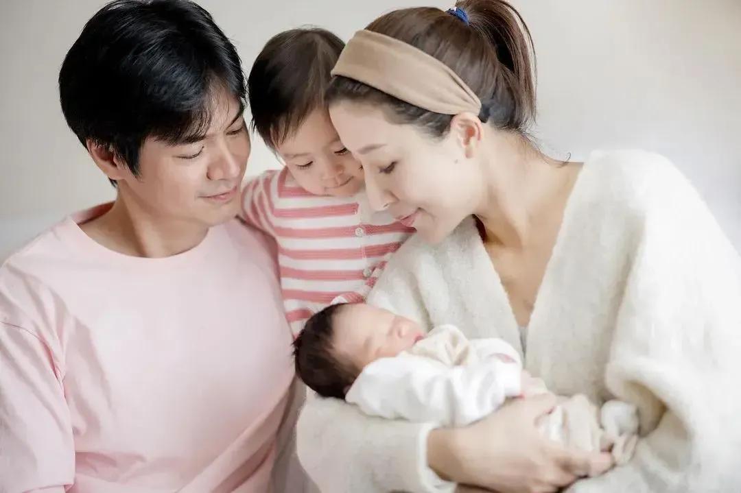 杨怡晒照为二胎儿子庆祝百日，小宝贝软萌出镜，和爸爸对视超有爱
