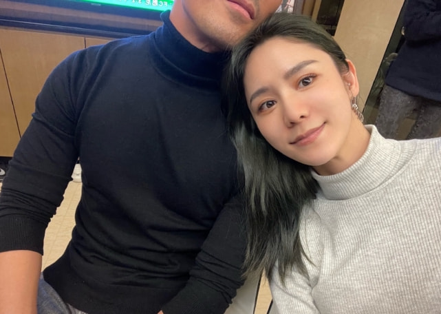 林峯带妻女出游，掌镜拍下张馨月和女儿温馨瞬间，一家三口好幸福