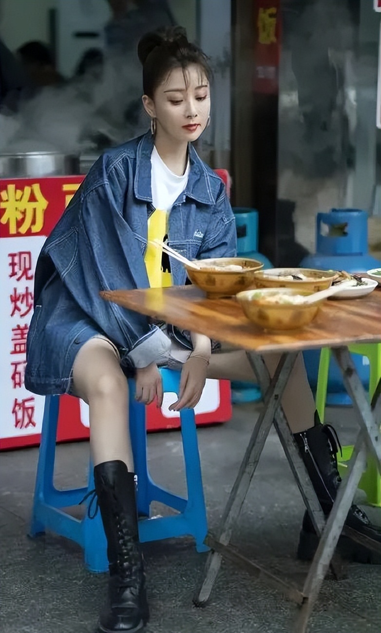 殷桃街边吃面被偶遇!下衣失踪"豆腐腿"抢镜,还嫩得像大学生