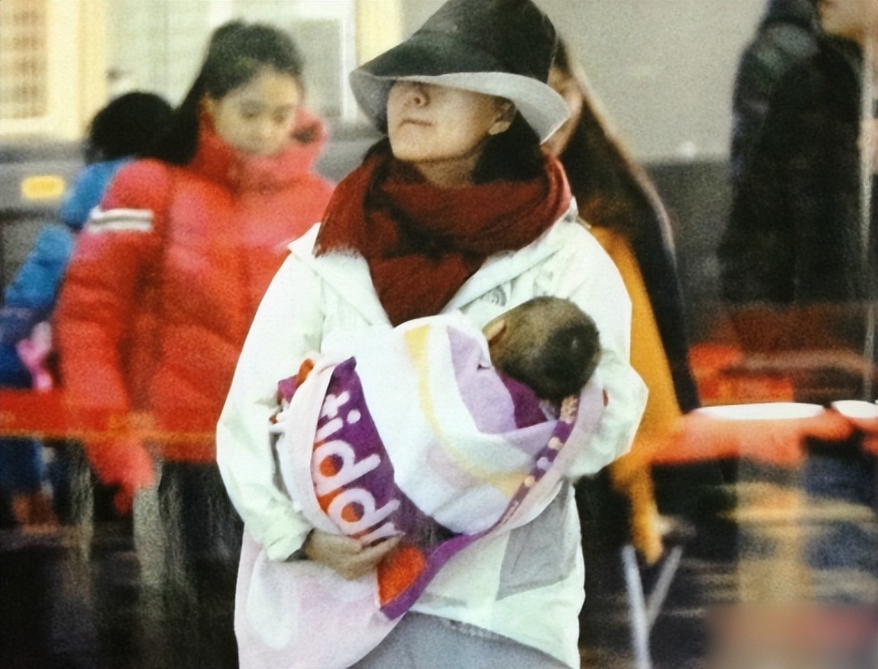 柴静：16岁上大学，23岁进央视，被迫辞职的她做错了什么？