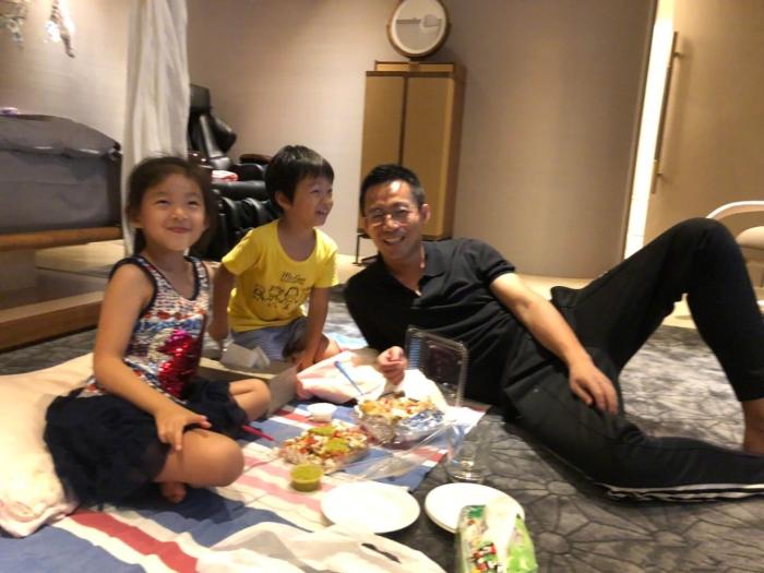 具俊晔隔离结束0点出关，坐车直奔大s家，小s模仿其唱跳迎新姐夫