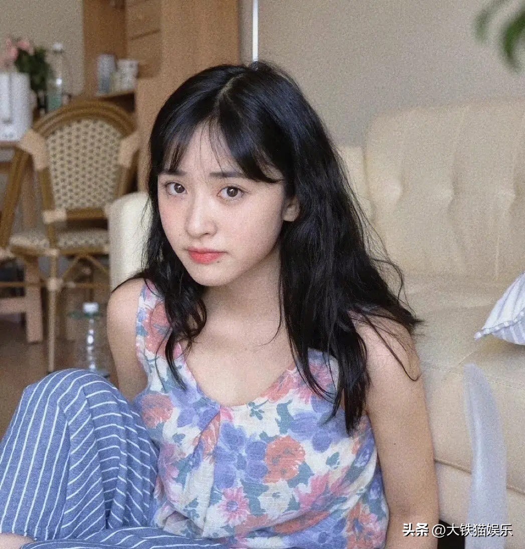 当“小个子女星”与高挑女星红毯撞衫，单看挺美，一对比高下立见