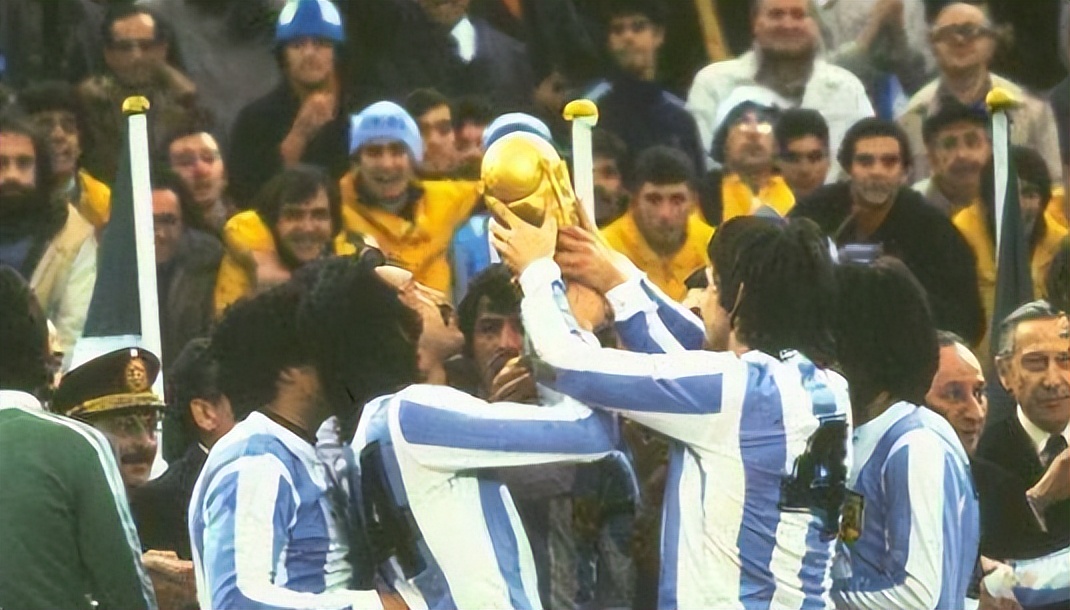 那就是随国家队赢得世界杯冠军(世界杯往事(12)1978年阿根廷世界杯 最具争议的东道主夺冠)