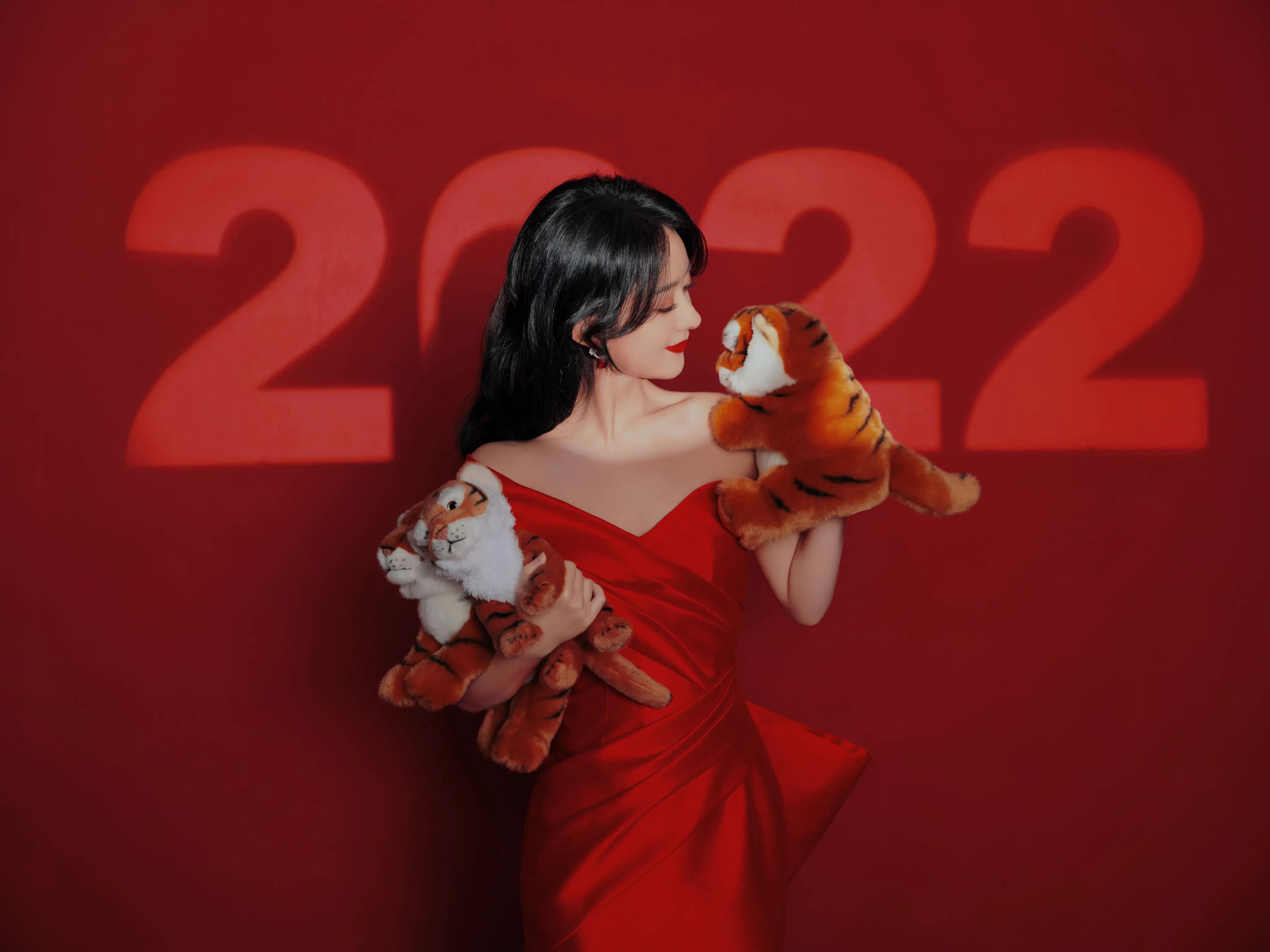 孙怡、赵丽颖红色礼服状态迥异，有没有爱情的滋润肉眼可见