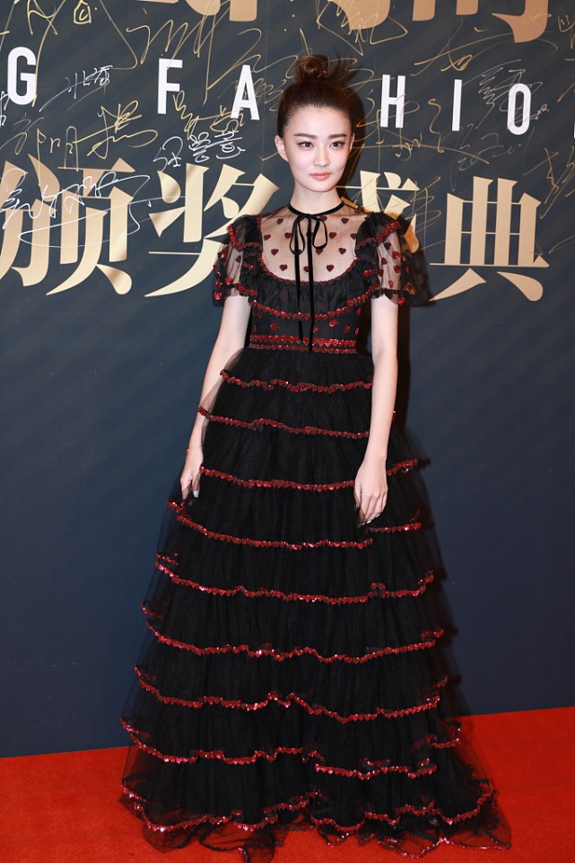 徐璐这造型很有“女仆感”，红黑纱裙走暗黑路线，但显得腿好长啊