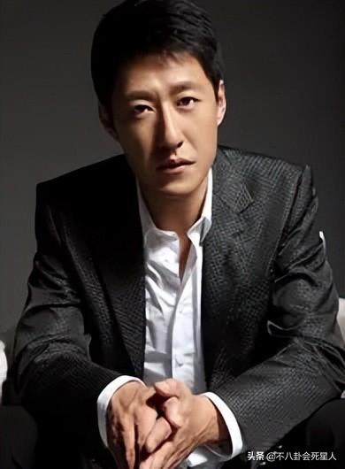 厚嘴唇、大鼻孔、长方脸，这7位男星看似很帅，实则奇怪