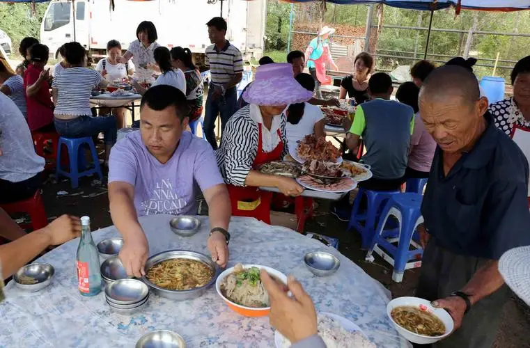 7年前那个不顾家人反对，大学毕业回乡当铁匠的小伙，现状如何？