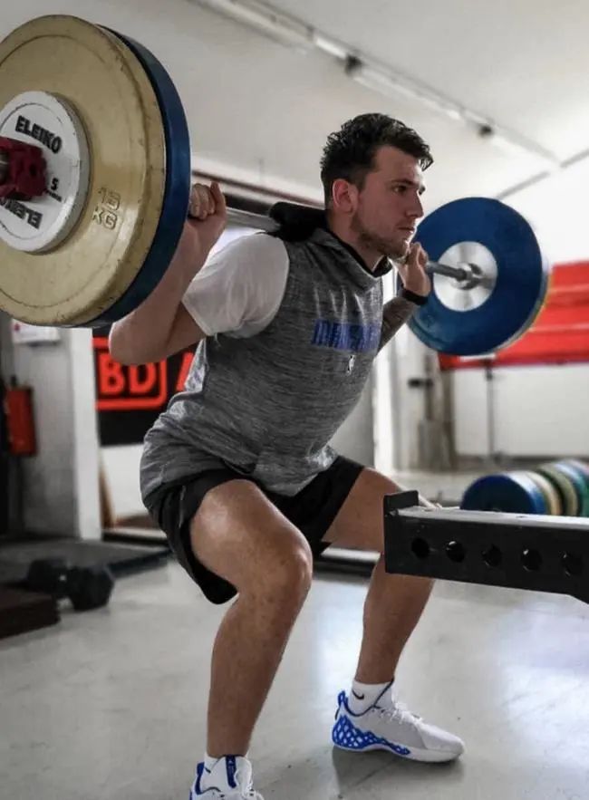 打篮球做哪些力量训练(nba球星们的健身方式,太猛了)