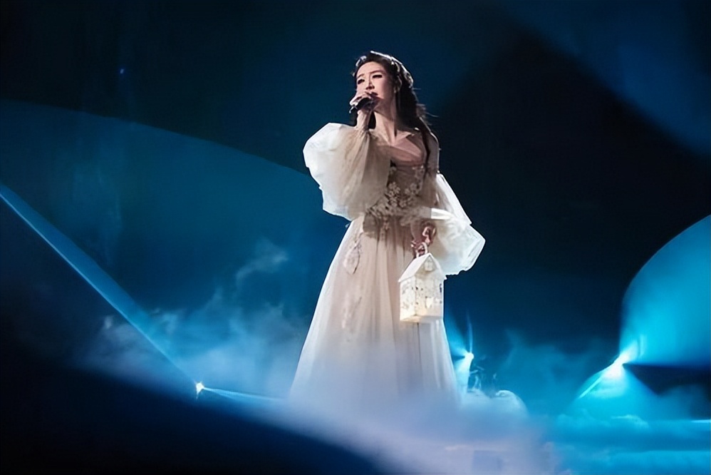 颜值不足脖子凑！这8位女星的天鹅颈太优越，气质一下就出来了