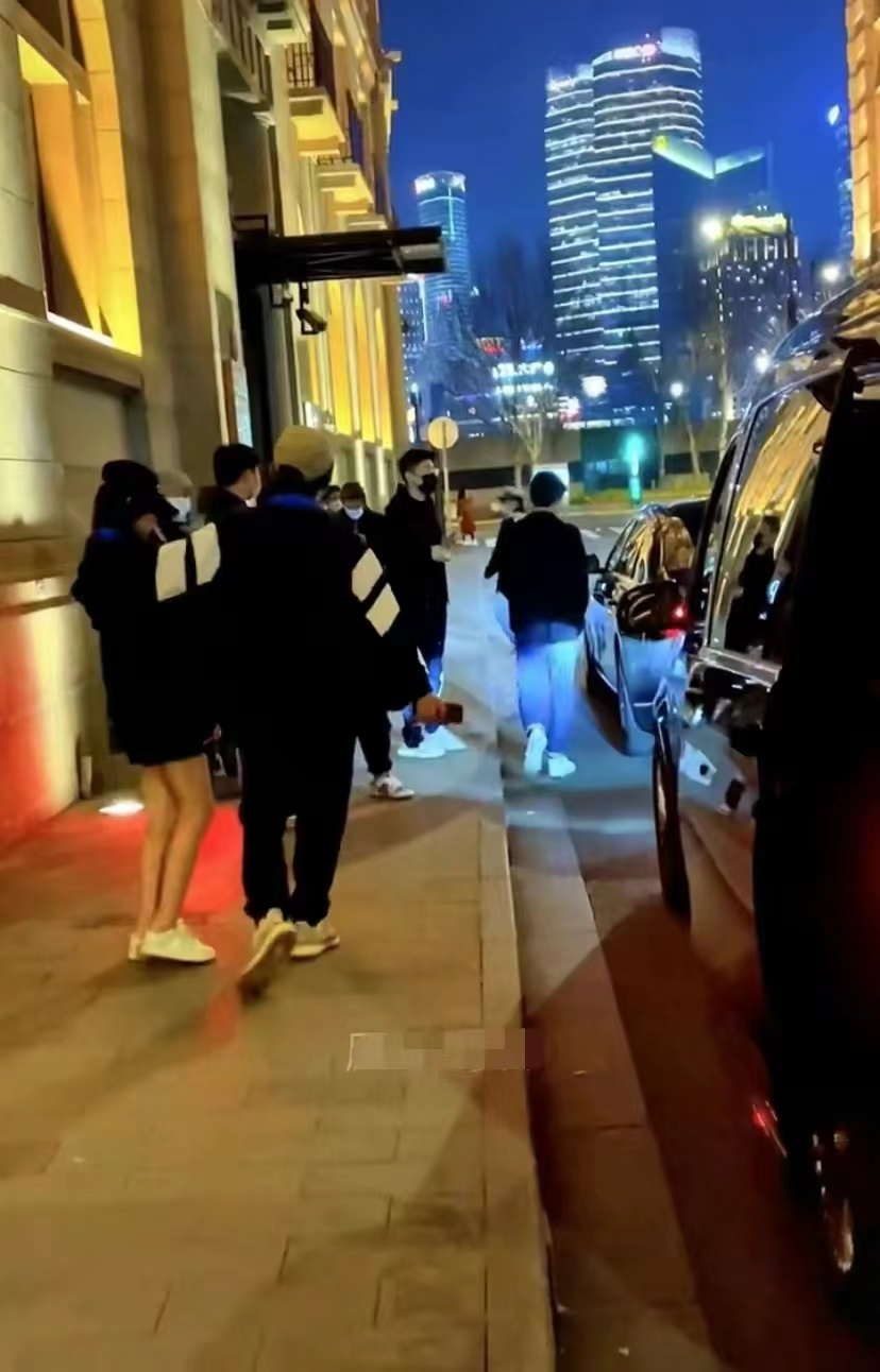 王思聪与女友现身上海街头，送玩偶气球显甜蜜，疑似动了真情