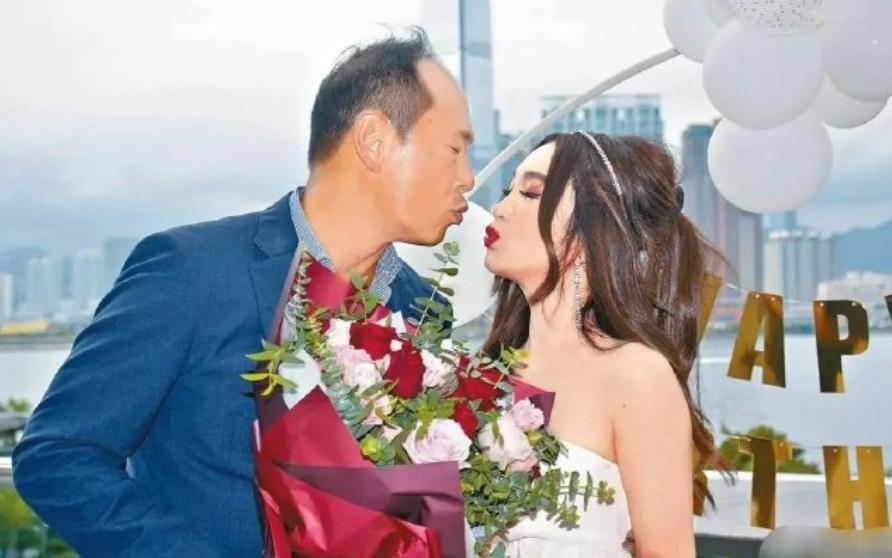 55岁温碧霞近照好嫩，站豪车上凹造型像少女，穿长裙164身高像150