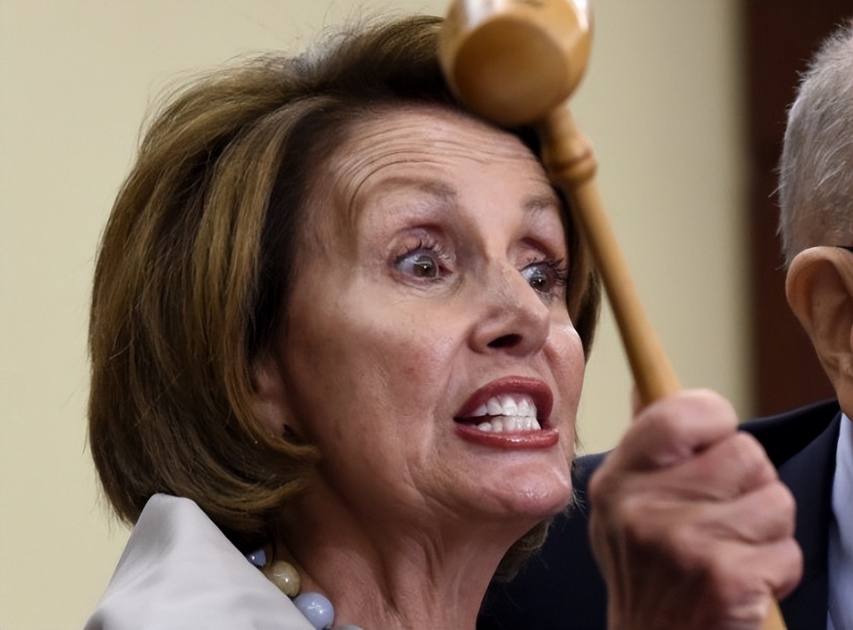 佩洛西年轻照片(1961年,21岁的佩洛西和肯尼迪总统合影一脸羞涩,她的