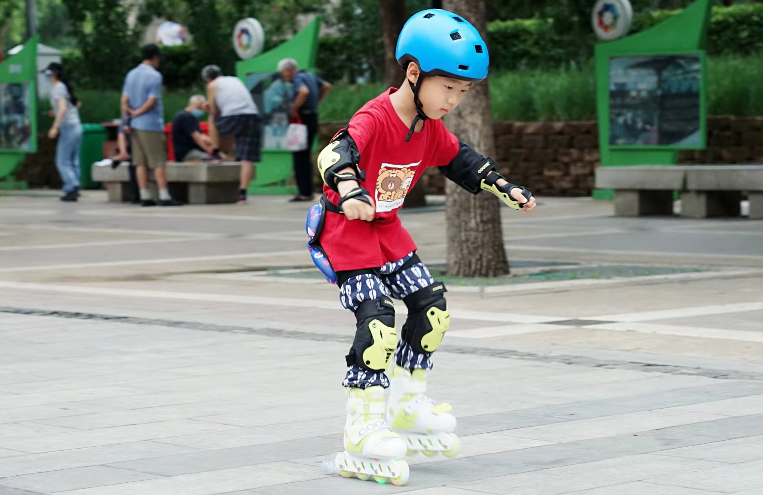 哪个牌子的溜冰鞋好(小童轮滑入门的好选择：为小宝新添置的酷骑R2小童轮滑鞋