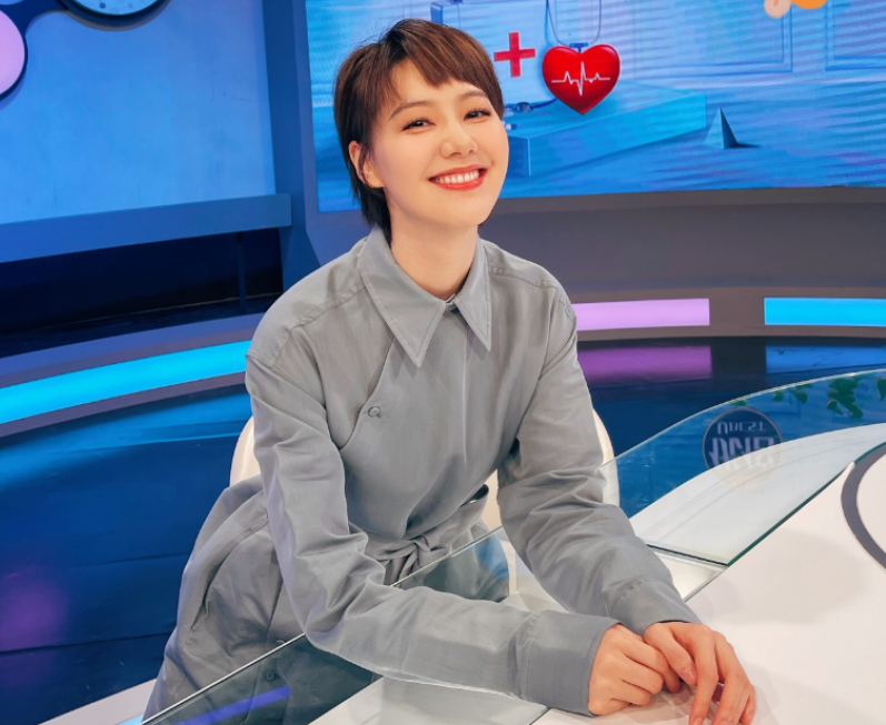 央视主持人王冠:与曹可凡传绯闻,被母亲催婚,38岁未婚也幸福