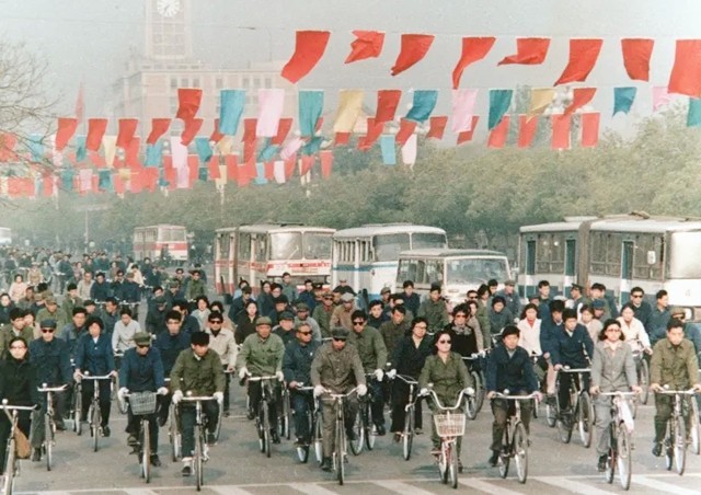 2003年江蘇貪官落馬，手下送錢哄開心，自嘲：對我爸也沒這么孝順