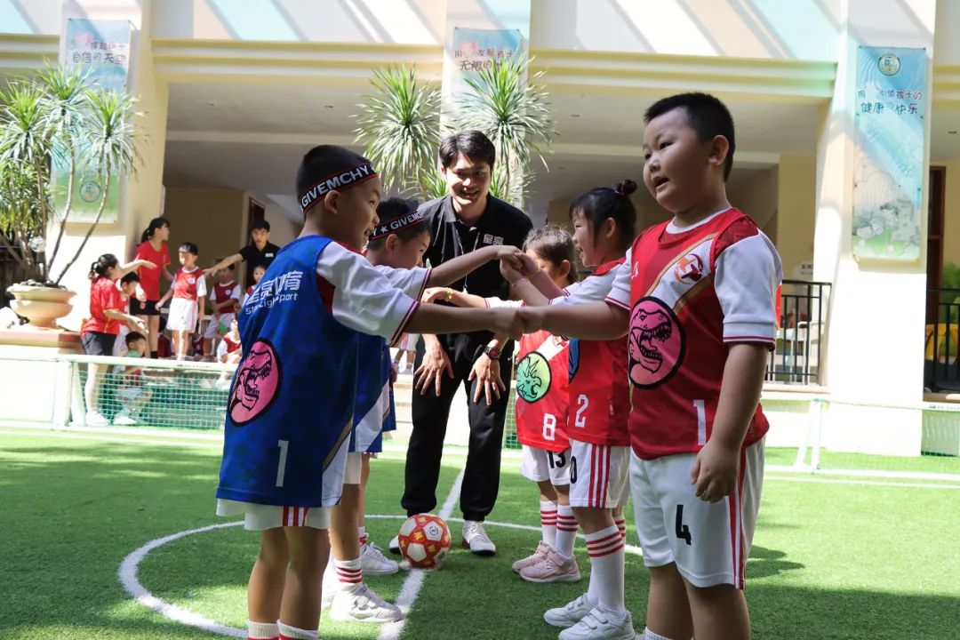 中班足球亲子趣味游戏(少年中国 | 幼儿足球,从兴趣到终身习惯)