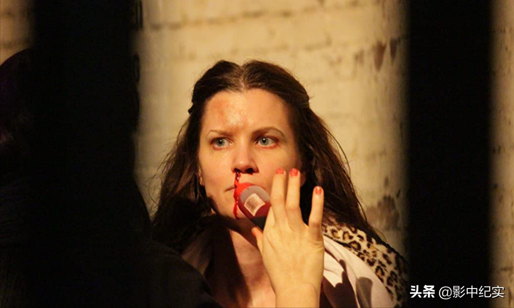 她被下药囚禁到地下室，当众多人性奴，报警后英国警方：你穿多少