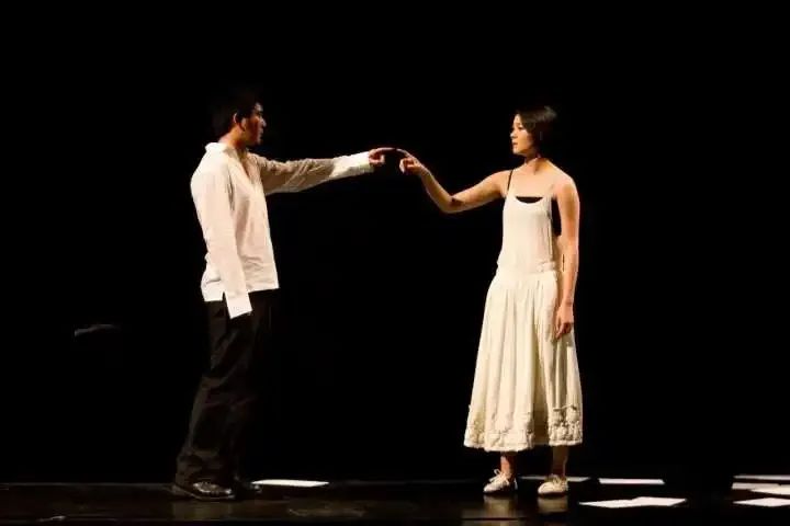 怼章子怡、吻张一山，17岁上春晚35岁离婚，齐溪是怎样一个人？