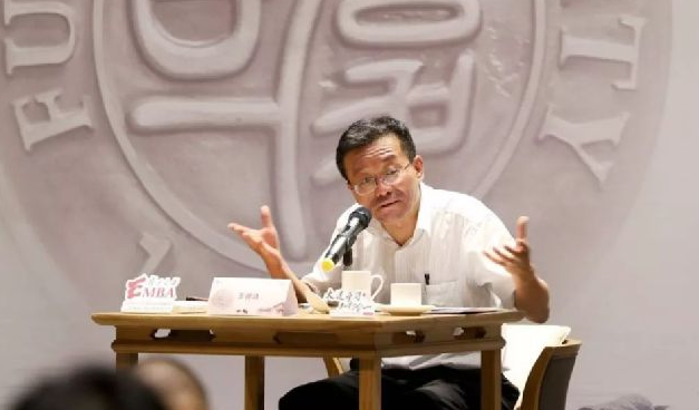 复旦教授上课吸烟不断，却备受学生追捧，宁可吸二手烟也要听课