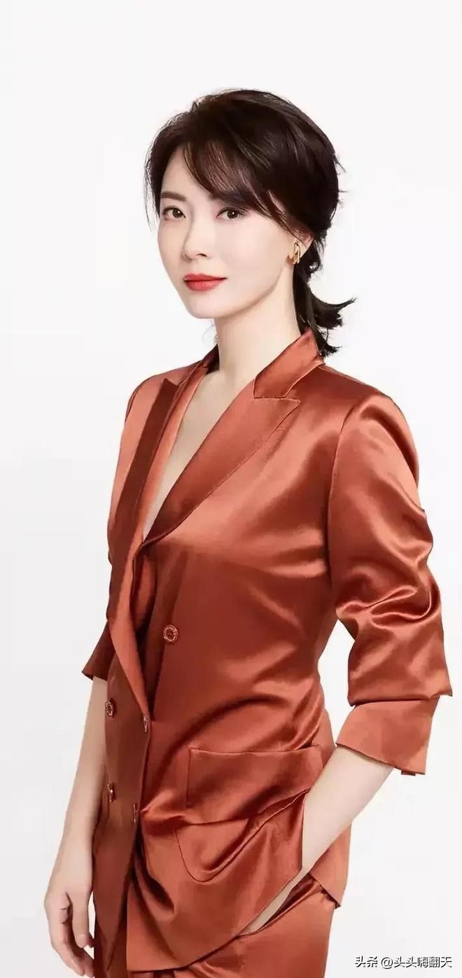 陈数性感大片曝光!毛衣半垮,露出雪白肌肤,眼神诱惑