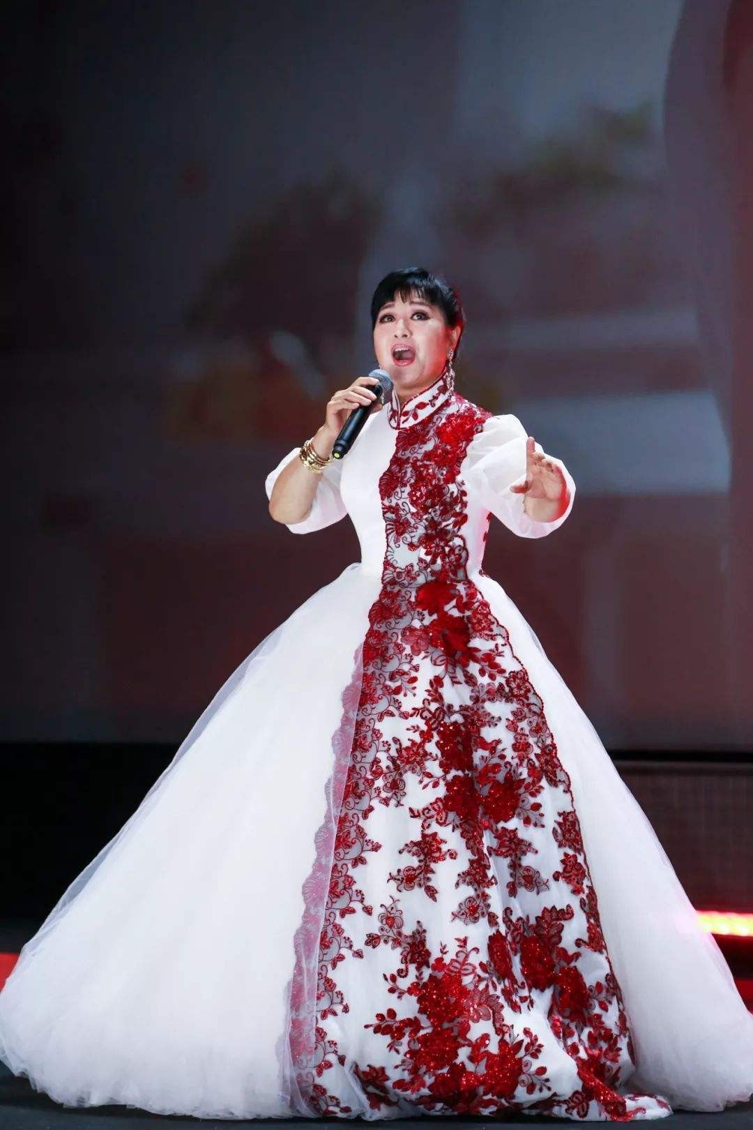 程志：與殷秀梅閃婚閃離，二婚再娶軍旅歌手王秀芬，現狀怎樣了？