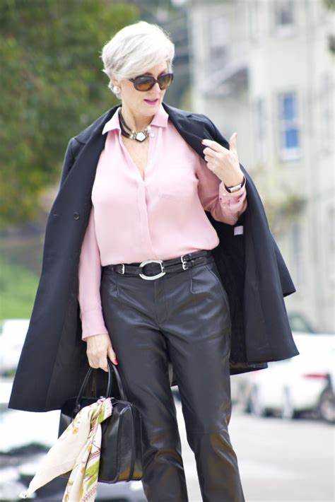 衣品好的女人不怕老，瞧这位身材微胖的白发奶奶，气质远超同龄人