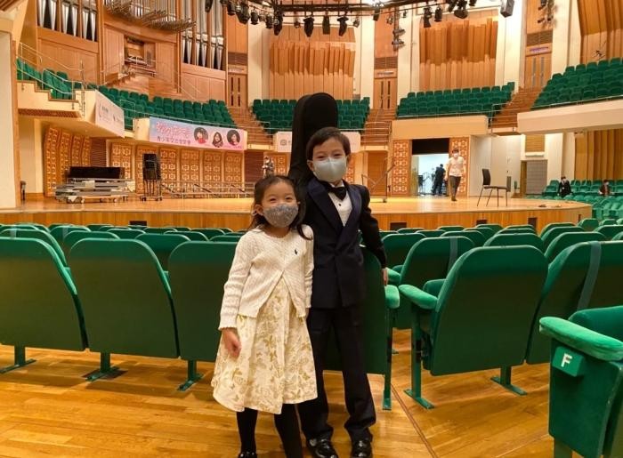 霍启刚小女儿正面照曝光！白裙配公主头纯美可爱，五官复刻郭晶晶