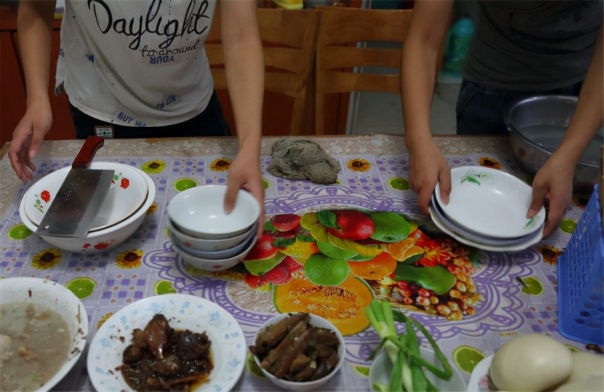 2017年山东农村四胞胎姐妹花同时考上大学，父母给他们买了部手机