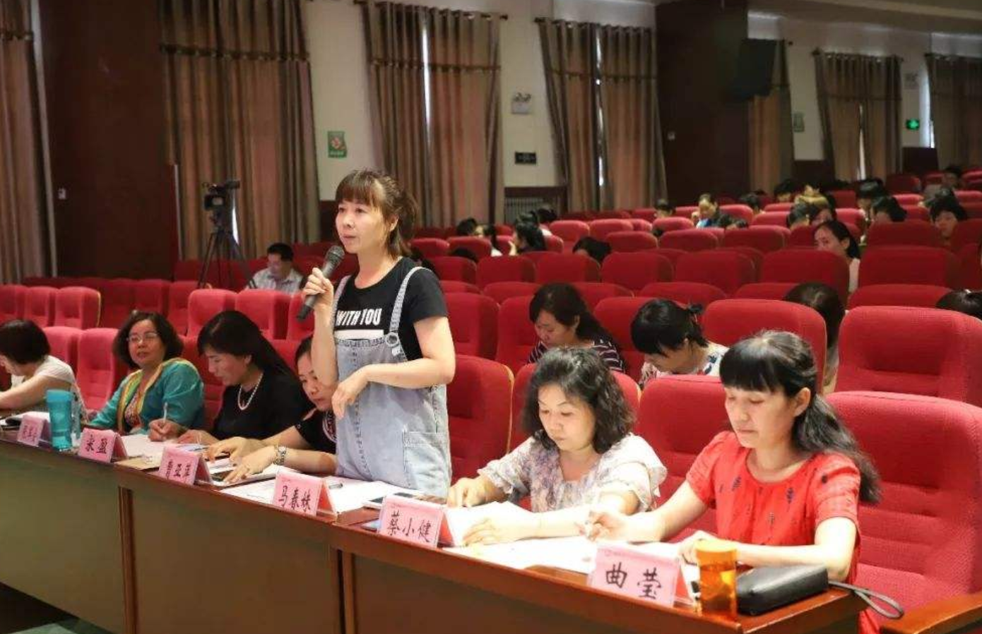 上海震旦女教师因不当言论被开除，后续来了，丈夫真实身份被扒出