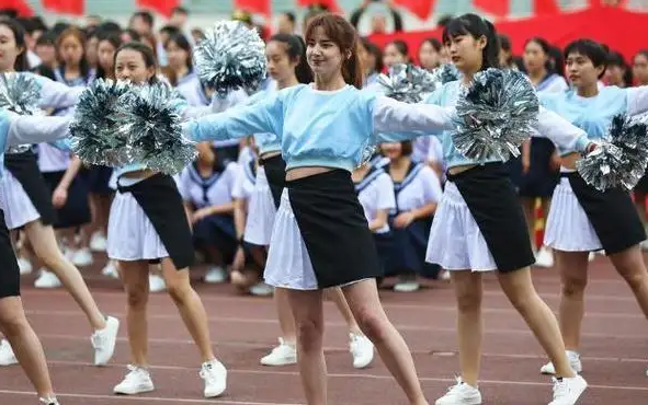 运动会都内卷？高三女生因“举牌”走红，却意外引起网友争议