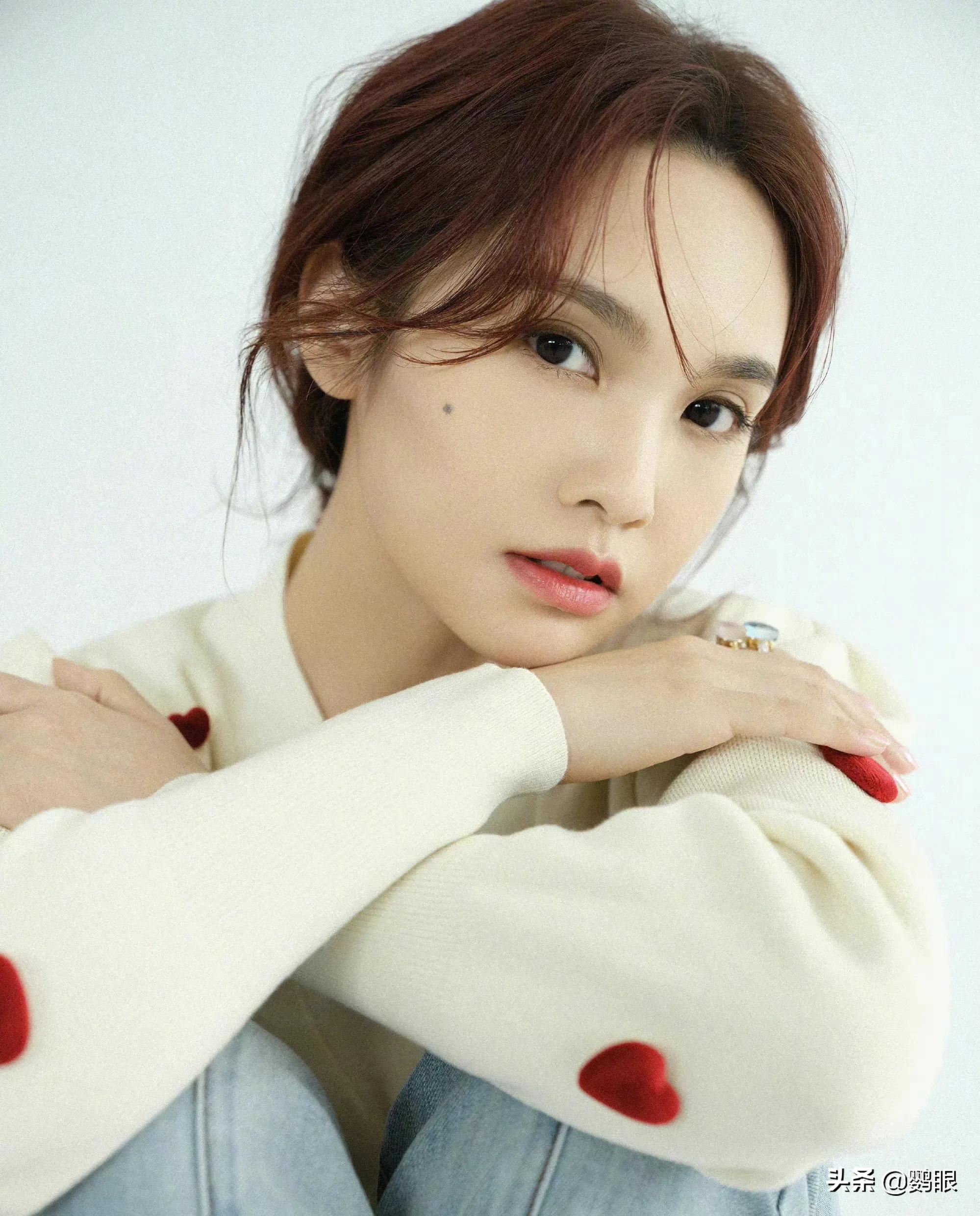 杨丞琳最新瑞丽写真，天空十分美，人更美