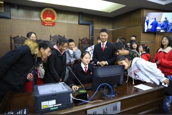 毕业多年后才发现，公务员和律师的差距不只是薪资，幸亏没选错