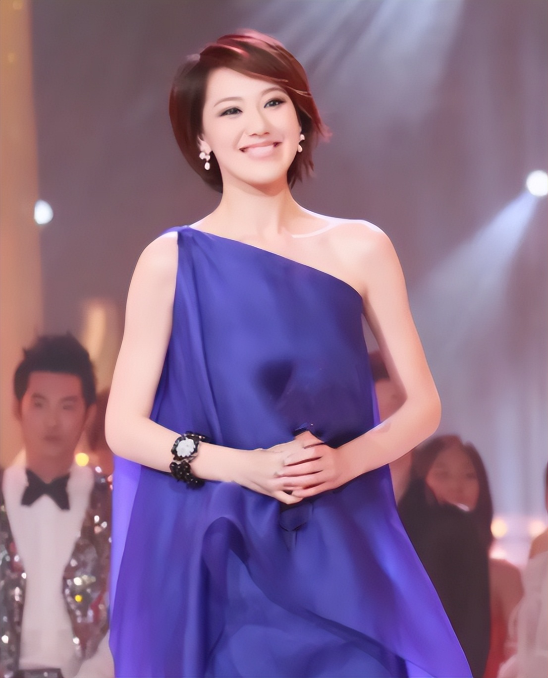 央视主持人王冠:和曹可凡传绯闻,两次从央视消失,38岁仍未婚