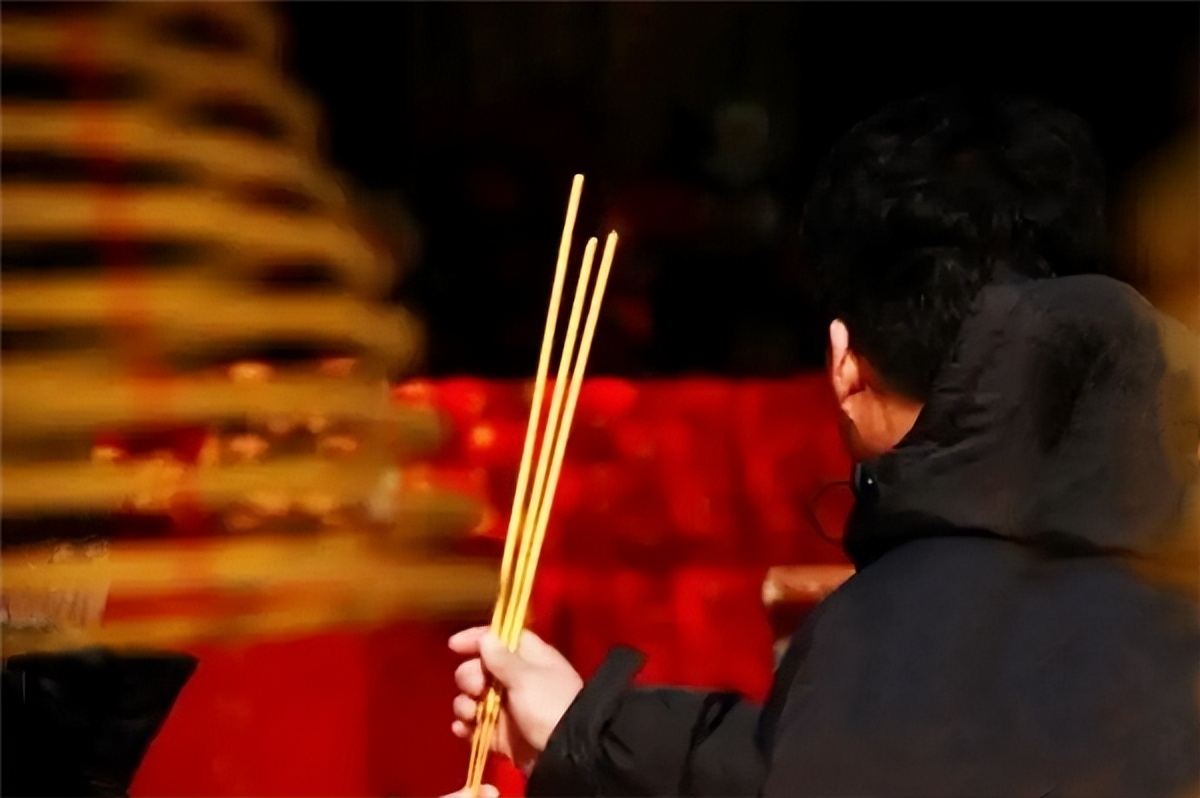 烧香为何一定是三根?每根分别代表什么?传统文化我们不得不知