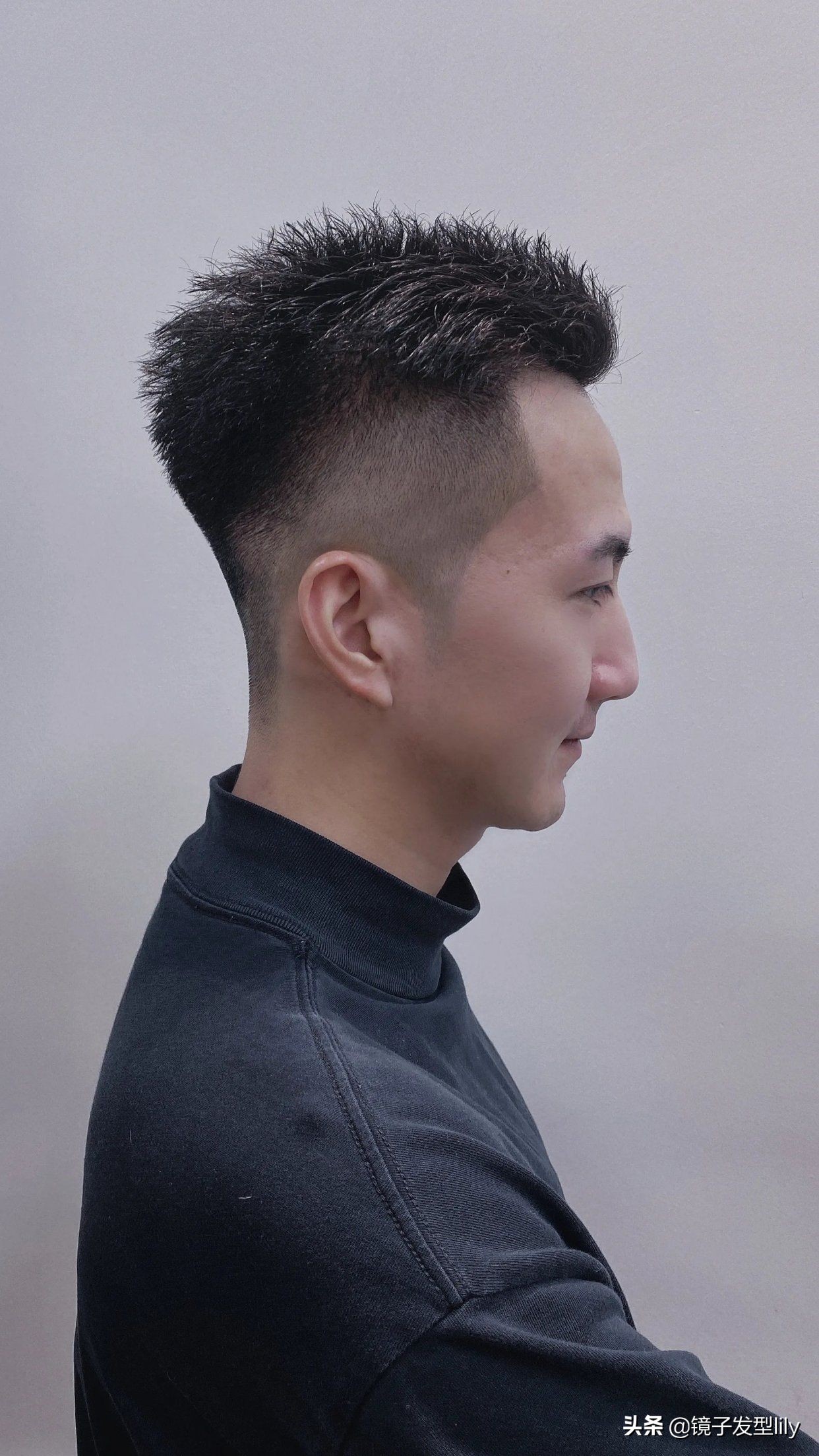 头顶头发要是比较短的话,可以剪成毛寸头,平时只需要涂抹一些保湿的