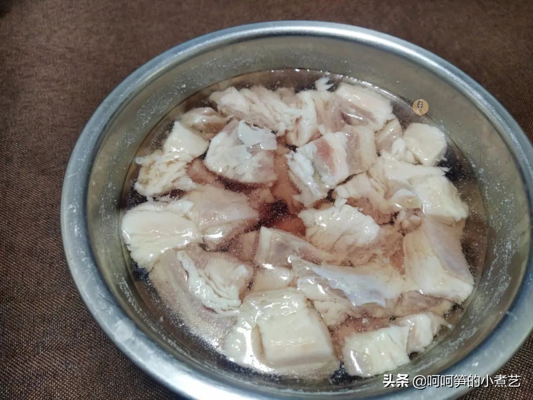 羊肉抓饭窍门(想吃羊肉抓饭不用去，教你在家用电饭煲做，香气扑鼻好味道)