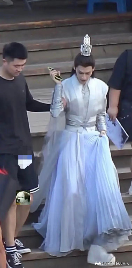 单看脸惊艳帅气，一看全身就秒垮掉，这些男星被身高害惨了