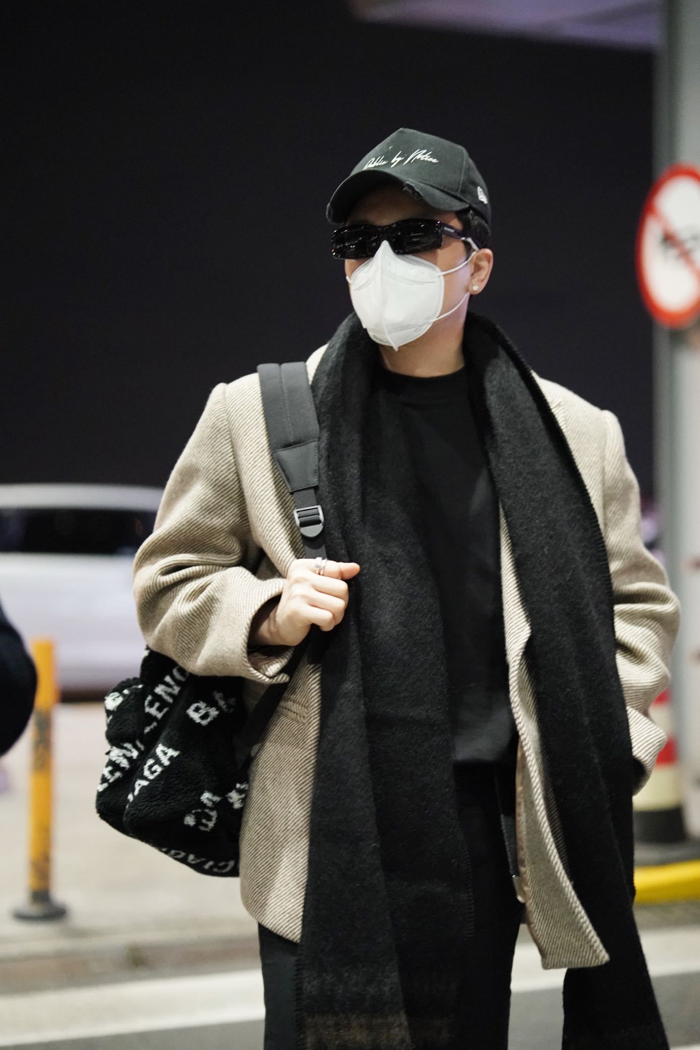 苏有朋真有个性,西装搭配喇叭裤走机场,裤脚长一截也时髦?