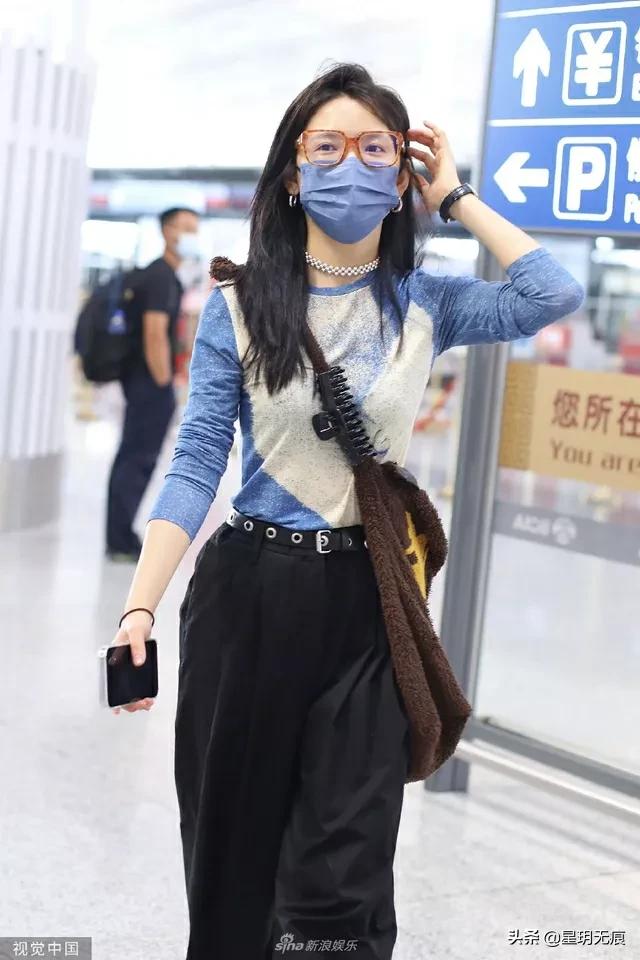 章若楠出发前往录制《中餐厅6》对着手机整理发型