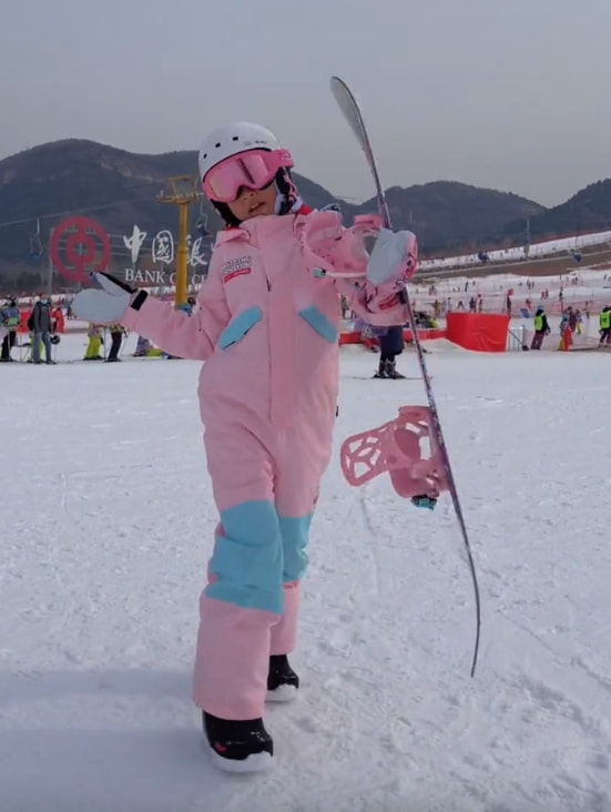 李小璐携女儿助力冬奥会，9岁甜馨手绘冰墩墩雪容融，真心灵手巧