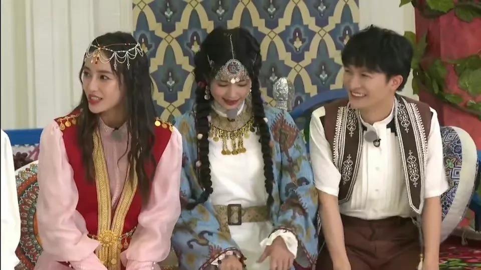 《奔跑吧》直播截图中的白鹿以及跑男新疆收官路透哦