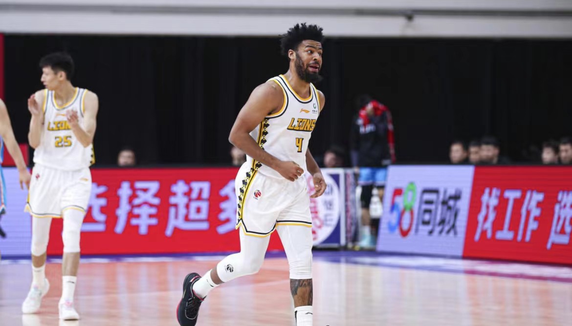 有哪些nba球星打过cba（降维打击！NBA双冠王打CBA单场54分，轰12记三分，库里附体）