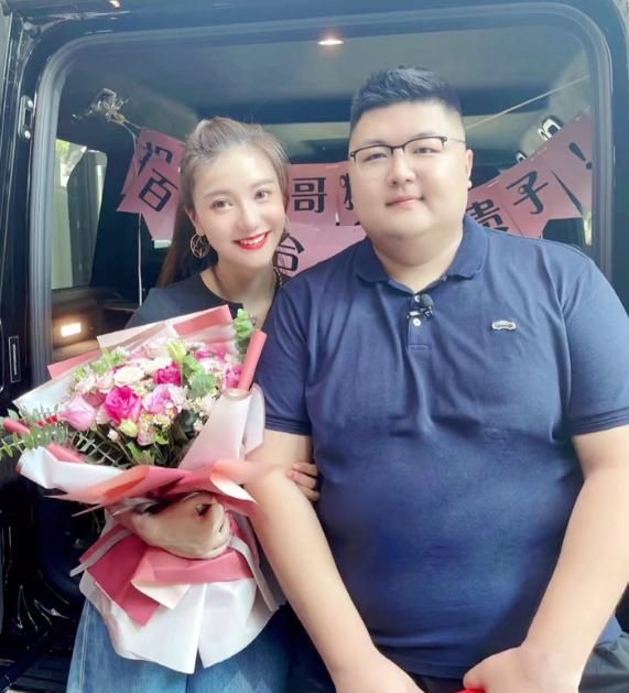 网红猴哥筛选婚礼场地，1300平方装修豪华大气，岳父送240万豪车