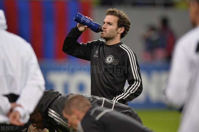 足球裁判开球怎么站位（伪球迷的自我修养(一)：你还不知道的足球比赛规则都在这里）