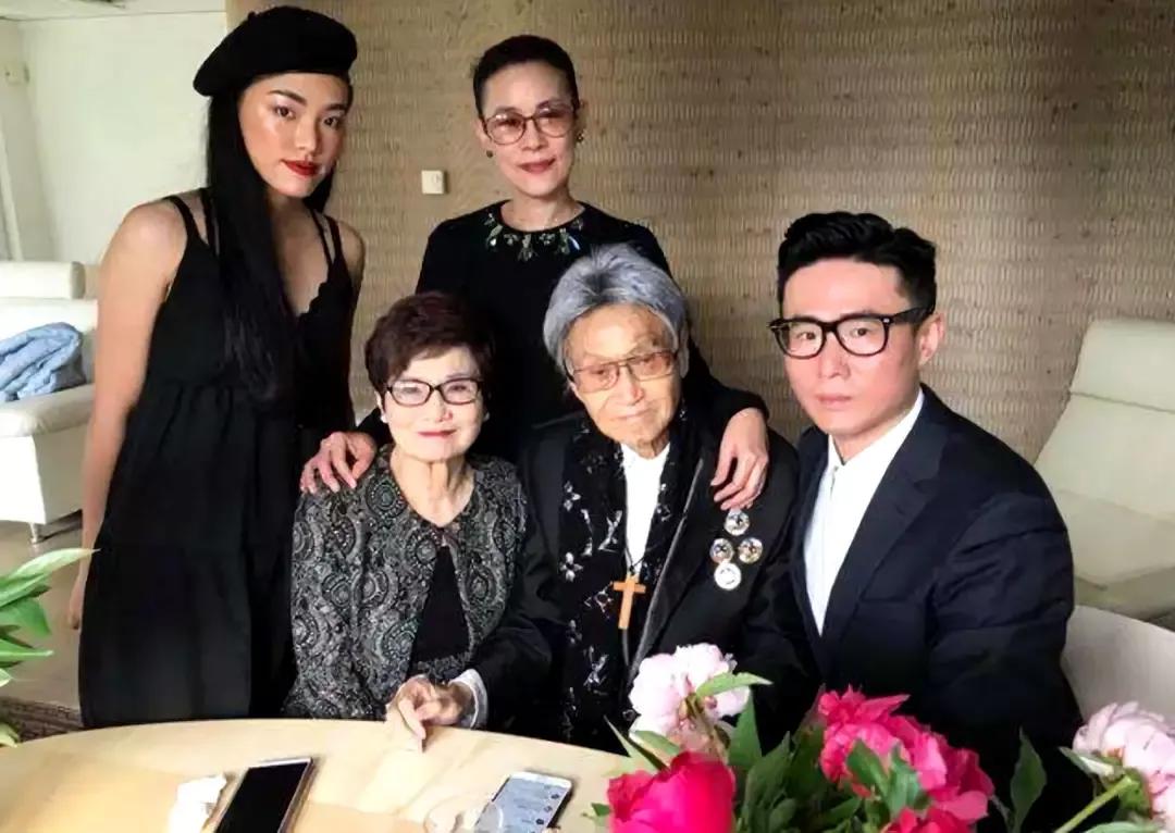 2018年，国际著名人物傅达仁当着自己的家人，高兴地举行了安乐死