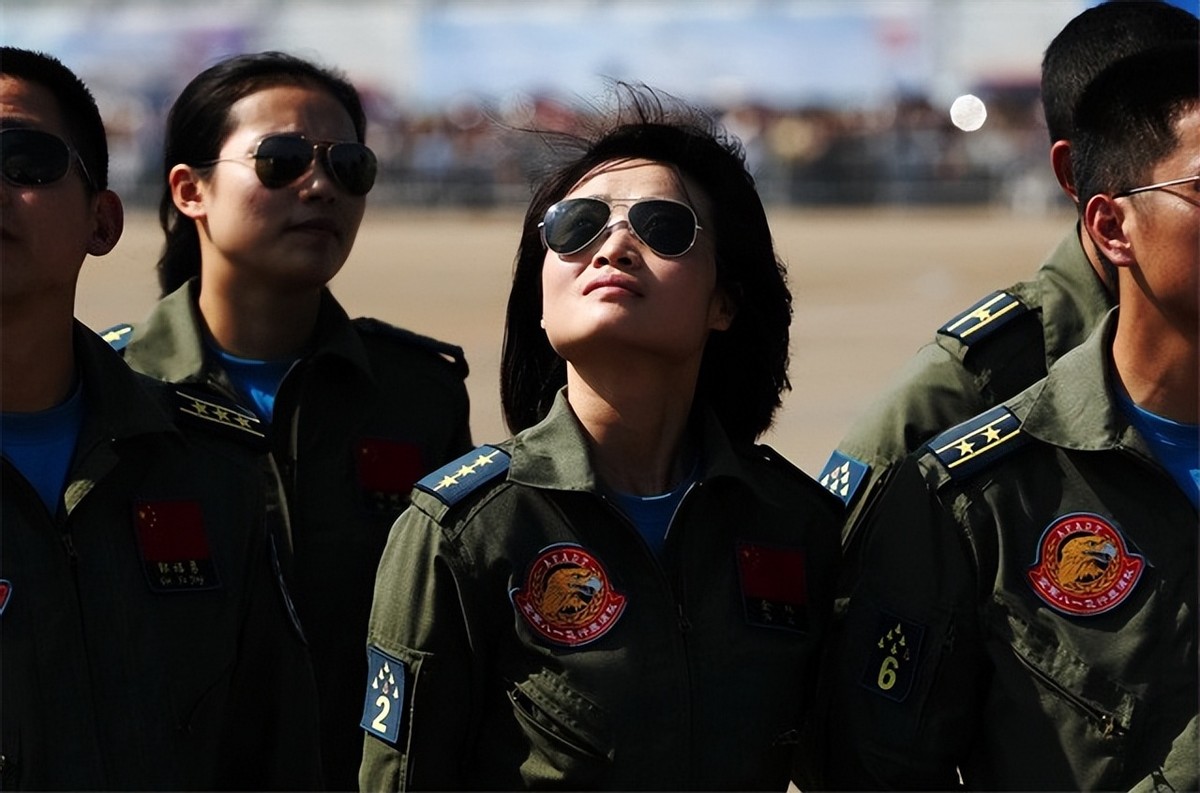 2016年首批歼击机女飞行员余旭，跳伞时因撞到僚机副翼，不幸牺牲