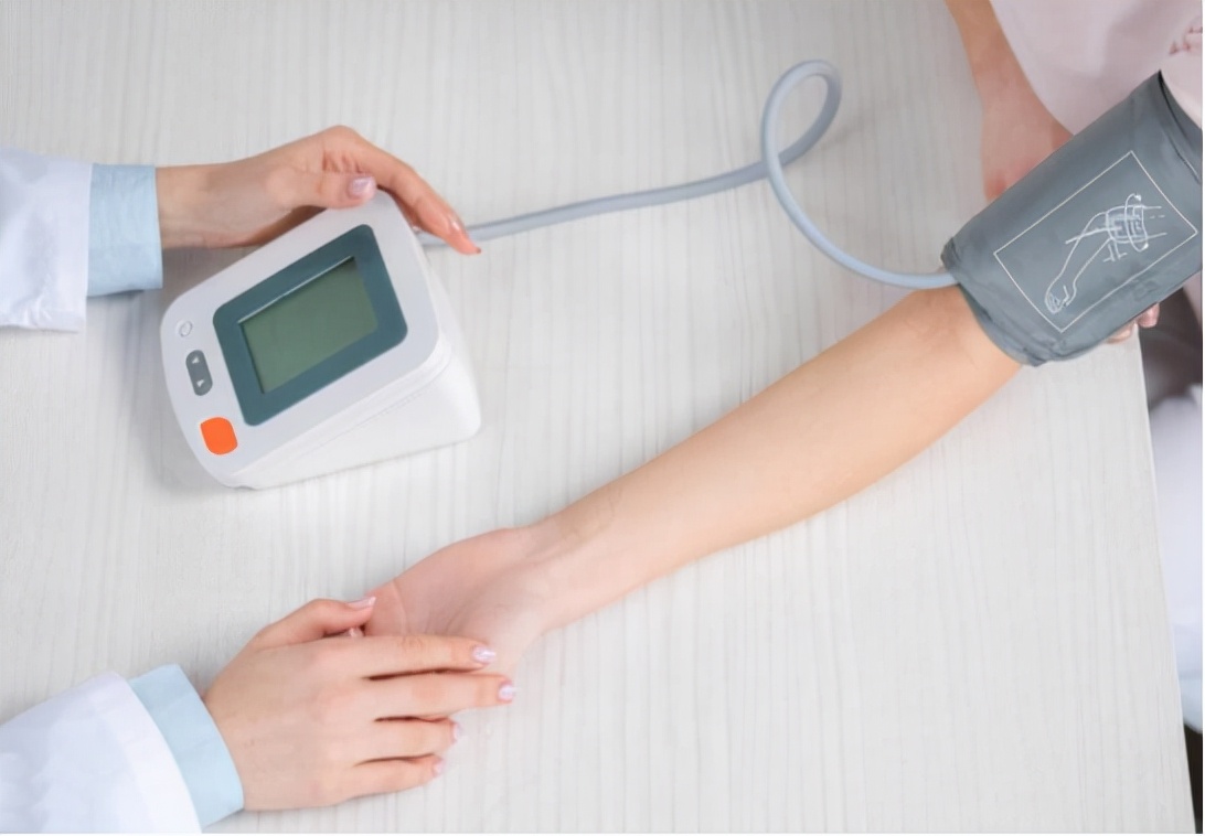 部分人群可能还不知道怎么才是正确测量血压的方式,甚至一直在使用