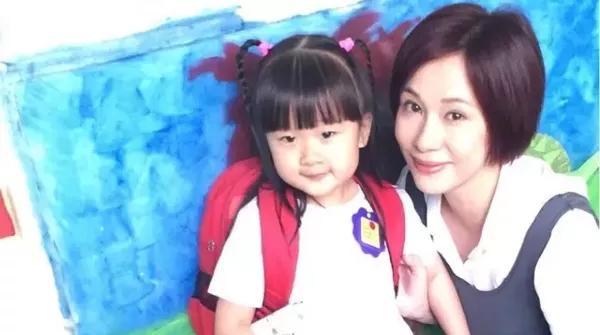 TVB两大甜妹命运各异，唐宁离婚带两娃苦求工作，文颂娴却很幸福