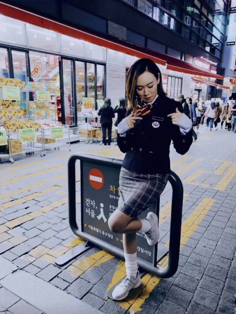 43岁港姐冠军晒学生妹造型，被嘲装嫩博关注，一对儿女生父成谜