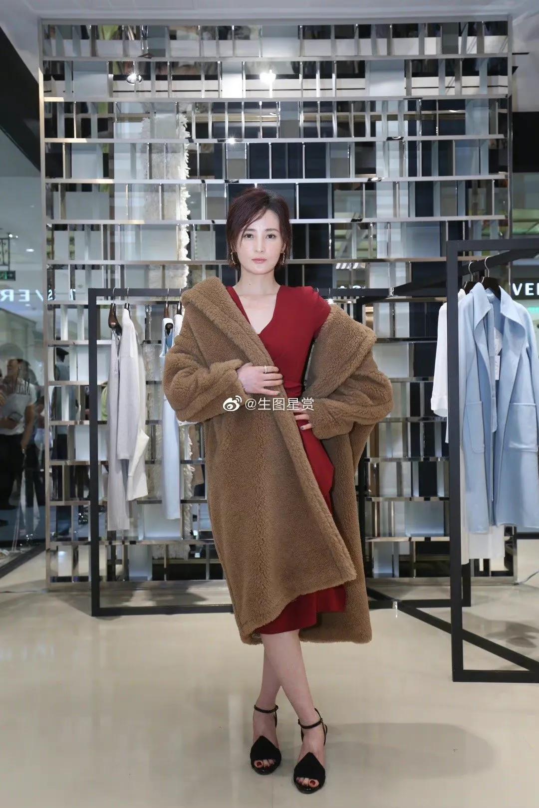 蒋勤勤出席品牌活动 现场试穿经典款大衣，女神气质爆棚